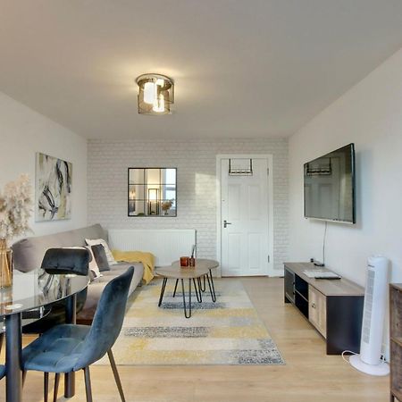 פורטסמות' Southsea Getaway Apartment With Pool Table And Hot Tub מראה חיצוני תמונה