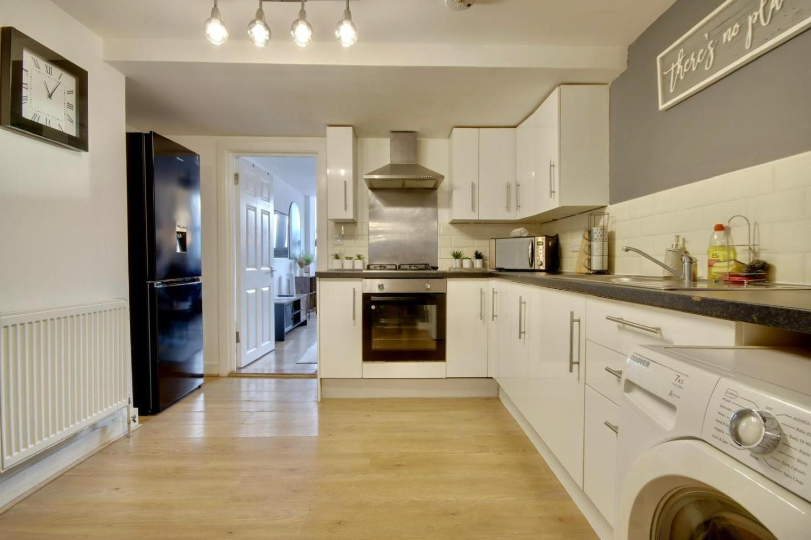 פורטסמות' Southsea Getaway Apartment With Pool Table And Hot Tub מראה חיצוני תמונה