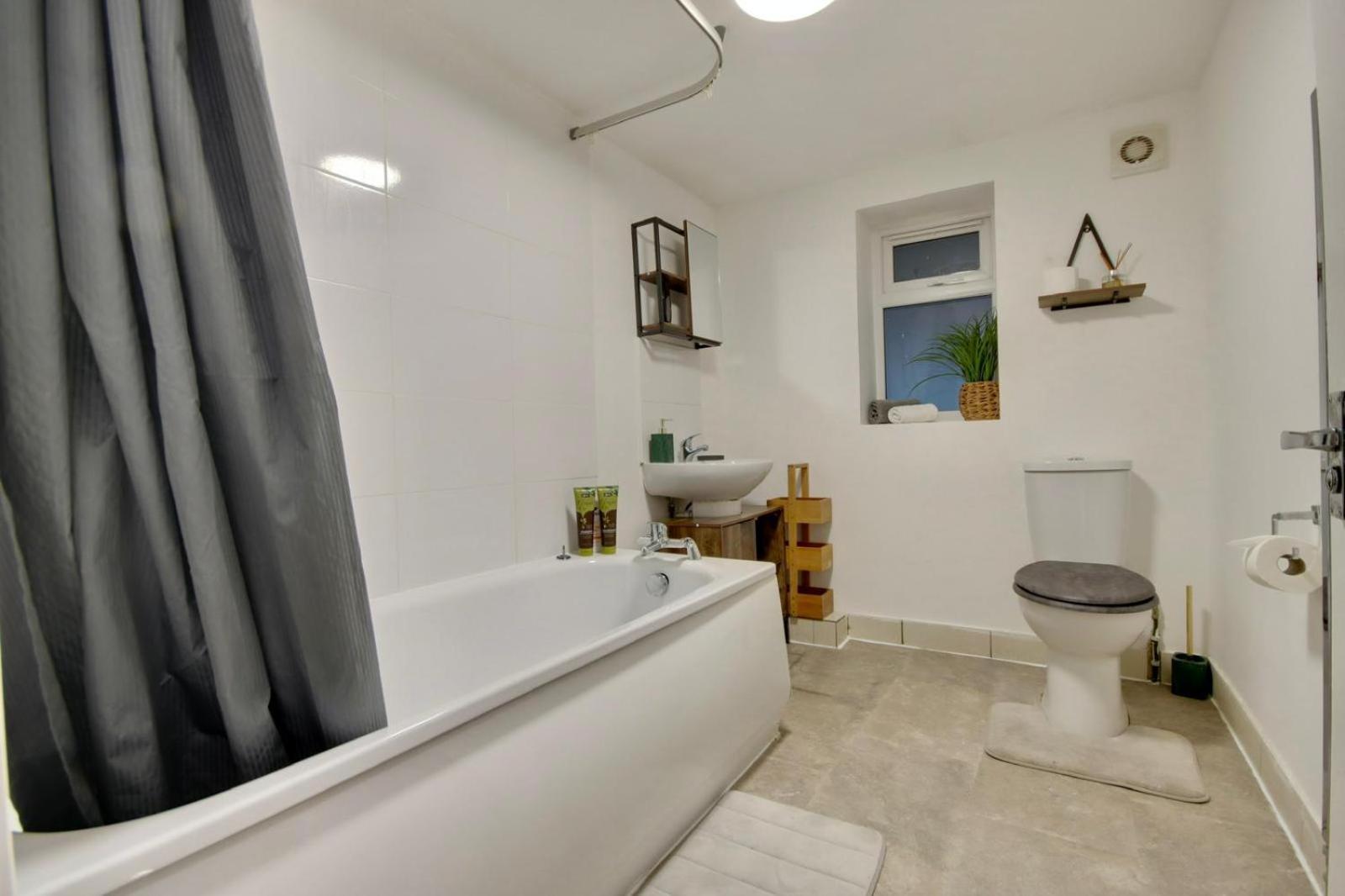 פורטסמות' Southsea Getaway Apartment With Pool Table And Hot Tub מראה חיצוני תמונה